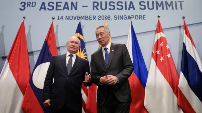 Vladimir Putin e Lee Hsien Loong posam para foto durante a 3ª Cúpula Rússia-ASEAN em Cingapura, 14 de novembro de 2018.