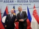 Vladimir Putin e Lee Hsien Loong posam para foto durante a 3ª Cúpula Rússia-ASEAN em Cingapura, 14 de novembro de 2018.