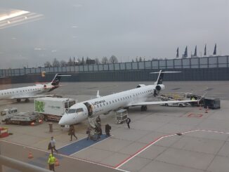 Interior do Terminal 2 do Aeroporto de Munique, com área de embarque e arquitetura moderna