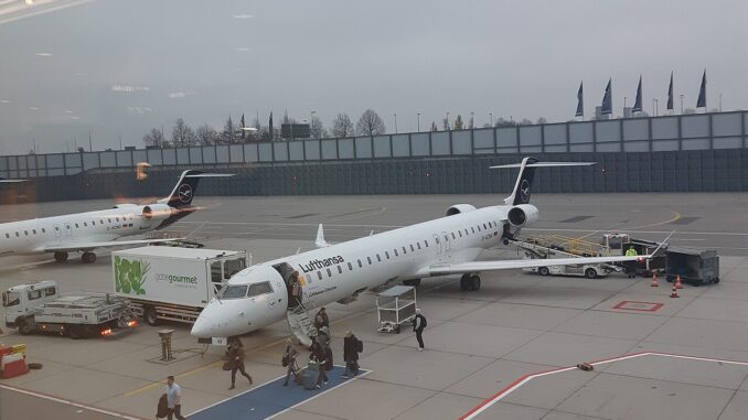 Interior do Terminal 2 do Aeroporto de Munique, com área de embarque e arquitetura moderna
