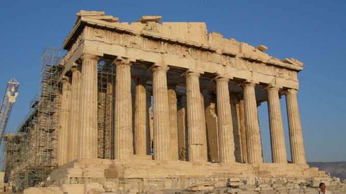 Parthenon em Atenas, Grécia, com colunas clássicas ao fundo, representando a história e cultura grega.