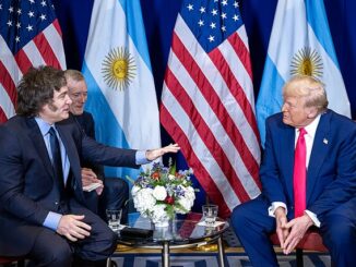 Donald Trump cumprimenta Javier Milei durante reunião na Casa Branca, Washington, em 22 de fevereiro de 2025.