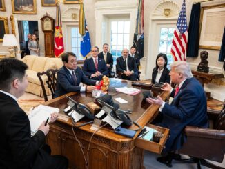 Presidente Donald Trump se reúne com o Ministro de Estado japonês Ryosei Akazawa e delegação no Salão Oval da Casa Branca