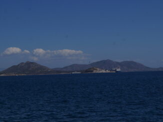 Terminal de gás natural liquefeito de Revithoussa, na Grécia, localizado próximo a Atenas.