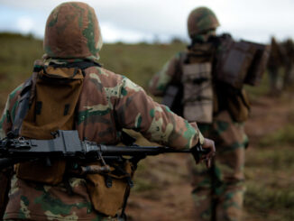 Soldados da Força de Defesa Nacional da África do Sul marchando durante um exercício militar.