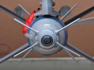 Bomba guiada SPICE da Rafael acoplada à asa de um caça F-16I Soufa, vista lateral.