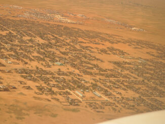 Imagem aérea da região de Darfur, Sudão, mostrando a extensão da paisagem e áreas afetadas por conflitos.
