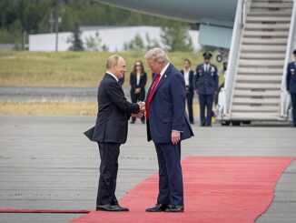 Presidente Donald Trump cumprimenta o presidente Vladimir Putin na Joint Base Elmendorf-Richardson, Alasca, em 15 de agosto de 2025.
