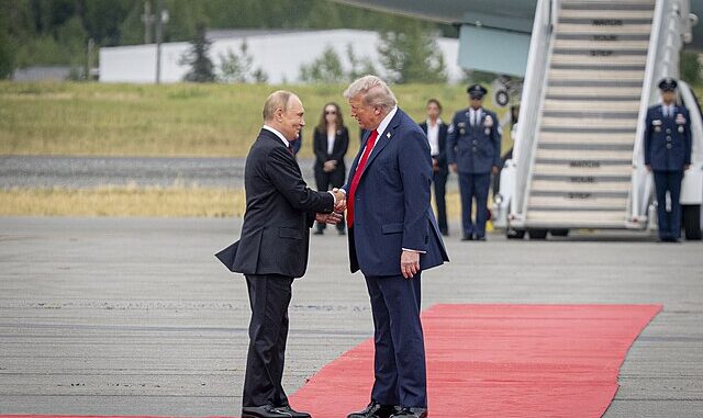 Presidente Donald Trump cumprimenta o presidente Vladimir Putin na Joint Base Elmendorf-Richardson, Alasca, em 15 de agosto de 2025.