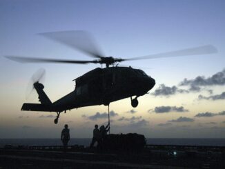 Helicóptero MH-60S Seahawk da Marinha dos EUA realizando operação de reabastecimento vertical (VERTREP) durante exercícios navais.