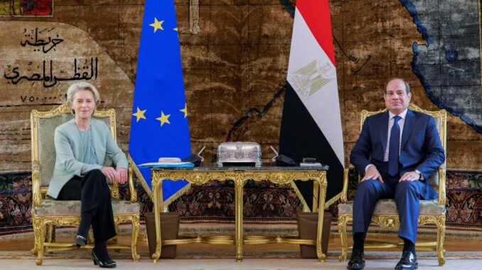 Ursula von der Leyen e Abdel Fattah al-Sisi durante visita oficial ao Egito em 2024