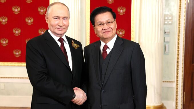 O presidente do Laos, Thongloun Sisoulith, posando ao lado do presidente da Rússia, Vladimir Putin, antes do desfile do Dia da Vitória de 2024 na Praça Vermelha, Moscou.