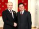 O presidente do Laos, Thongloun Sisoulith, posando ao lado do presidente da Rússia, Vladimir Putin, antes do desfile do Dia da Vitória de 2024 na Praça Vermelha, Moscou.
