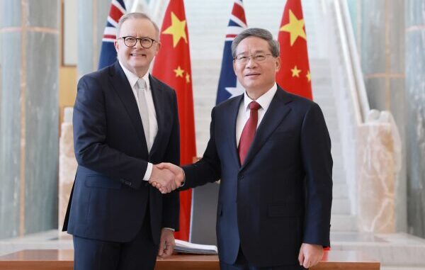 Li Qiang e o primeiro-ministro australiano Anthony Albanese durante o 9º Encontro Anual de Líderes China-Austrália.