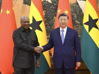 Presidente Xi Jinping da China apertando a mão do presidente John Mahama de Gana em reunião oficial em Pequim, com bandeiras nacionais ao fundo.