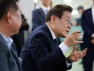 Presidente Lee Jae‑Myung fala durante reunião comunitária com moradores em um centro de bem-estar em Paju, província de Gyeonggi, Coreia do Sul.