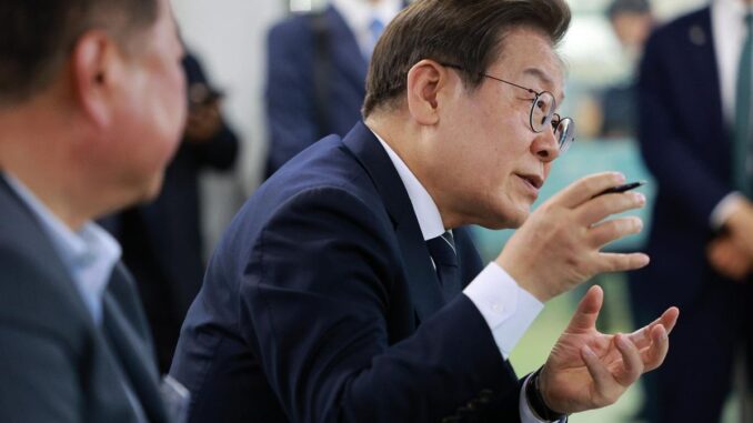 Presidente Lee Jae‑Myung fala durante reunião comunitária com moradores em um centro de bem-estar em Paju, província de Gyeonggi, Coreia do Sul.