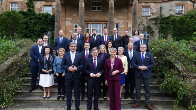 Foto oficial dos participantes da reunião ministerial do Processo de Berlim, realizada em 9 de outubro de 2025, em Belfast. Foto: Ministério das Relações Exteriores da Sérvia.