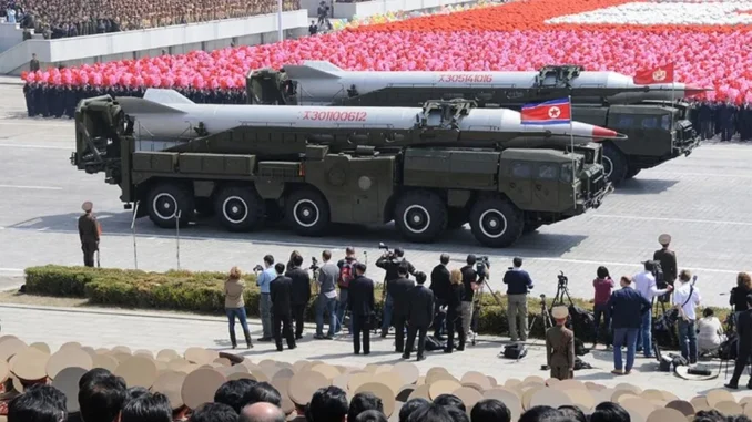 Imagem do míssil balístico Hwasong‑7 (Nodong‑1) da Coreia do Norte, mostrando sua estrutura e capacidade de médio alcance.