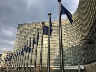 Sede da Comissão Europeia em Bruxelas com bandeiras da União Europeia em frente ao edifício Berlaymont