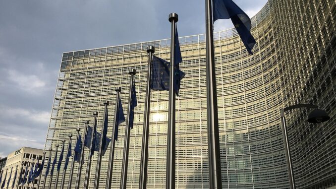 Sede da Comissão Europeia em Bruxelas com bandeiras da União Europeia em frente ao edifício Berlaymont
