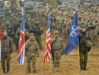 Soldados do 1º Brigade Combat Team, 1ª Divisão de Cavalaria e 2º Regimento de Cavalaria em cerimônia de encerramento do exercício multinacional Iron Sword 2014, Lituânia.