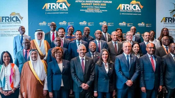 Foto oficial do Fórum Africano de Investimento 2025, com líderes e representantes de diversos países africanos e internacionais posando juntos, destacando a presença de autoridades políticas e empresariais.