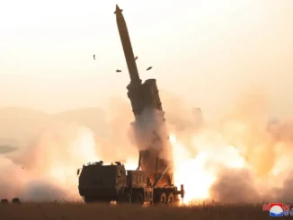 Lançamento de míssil balístico pela Coreia do Norte durante teste militar.