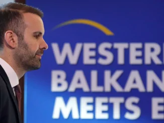 Milojko Spajić, primeiro-ministro de Montenegro, passa em frente a painel sobre encontro entre Balcãs Ocidentais e União Europeia