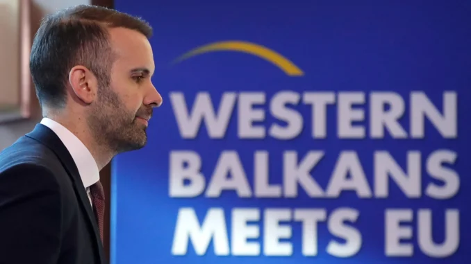 Milojko Spajić, primeiro-ministro de Montenegro, passa em frente a painel sobre encontro entre Balcãs Ocidentais e União Europeia