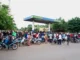 Filas em postos de combustível em Bamako, enquanto grupos armados bloqueiam rotas de abastecimento no interior de Mali.