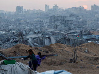 Equipes humanitárias transportam restos mortais em Gaza durante troca de corpos entre Israel e Hamas