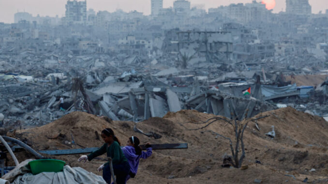Equipes humanitárias transportam restos mortais em Gaza durante troca de corpos entre Israel e Hamas