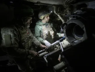 Militares ucranianos preparam um obuseiro autopropulsado M109A5 para disparar contra tropas russas perto de Pokrovsk, na região de Donetsk, em 21 de novembro de 2025