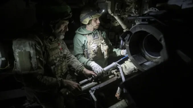 Militares ucranianos preparam um obuseiro autopropulsado M109A5 para disparar contra tropas russas perto de Pokrovsk, na região de Donetsk, em 21 de novembro de 2025