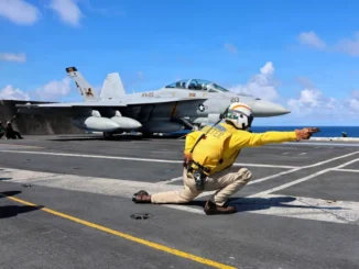 US Navy F/A-18F Super Hornet decolando do porta-aviões USS Gerald R Ford no mar do Caribe, em 18 de novembro de 2025