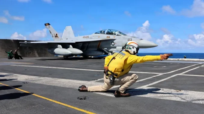US Navy F/A-18F Super Hornet decolando do porta-aviões USS Gerald R Ford no mar do Caribe, em 18 de novembro de 2025