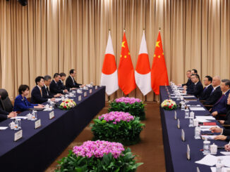 Delegações do Japão e da China reunidas em uma mesa de negociações, com bandeiras dos dois países ao fundo, durante encontro diplomático em 31 de outubro de 2025.
