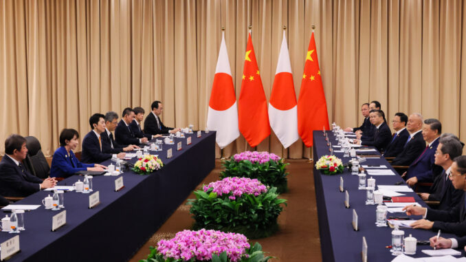 Delegações do Japão e da China reunidas em uma mesa de negociações, com bandeiras dos dois países ao fundo, durante encontro diplomático em 31 de outubro de 2025.