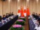 Delegações do Japão e da China reunidas em uma mesa de negociações, com bandeiras dos dois países ao fundo, durante encontro diplomático em 31 de outubro de 2025.