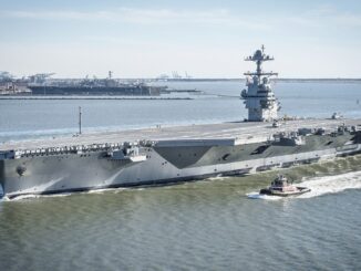 Porta-aviões USS Gerald R. Ford (CVN‑78) da Marinha dos EUA em operação no mar, simbolizando projeção de poder militar.