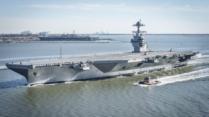 Porta-aviões USS Gerald R. Ford (CVN‑78) da Marinha dos EUA em operação no mar, simbolizando projeção de poder militar.