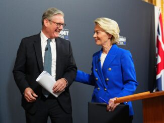 Keir Starmer e Ursula von der Leyen durante encontro para discutir avanços no acordo de redefinição pós-Brexit.