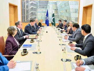 Delegações do Paquistão e da OTAN reunidas à mesa em encontro oficial na sede da aliança em Bruxelas