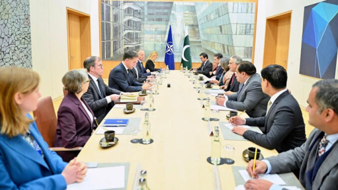 Delegações do Paquistão e da OTAN reunidas à mesa em encontro oficial na sede da aliança em Bruxelas