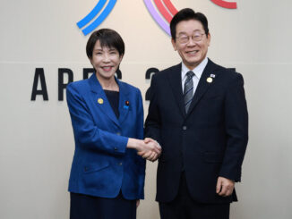 Sanae Takaichi e Lee Jae-myung apertam as mãos durante encontro para fortalecer as relações entre Japão e Coreia do Sul
