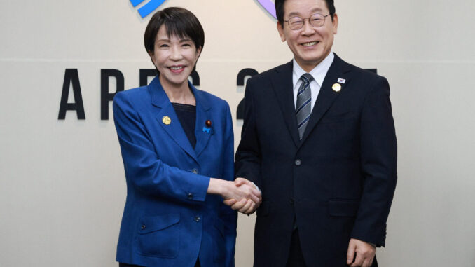 Sanae Takaichi e Lee Jae-myung apertam as mãos durante encontro para fortalecer as relações entre Japão e Coreia do Sul