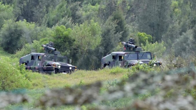 Humvees taiwaneses disparam mísseis guiados por fio em exercício militar em Pingtung, sul de Taiwan, 7 de setembro de 2022.