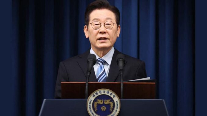 Presidente sul-coreano Lee Jae Myung fala em coletiva de imprensa sobre acordos de comércio e segurança com os Estados Unidos em Seul, em 14 de novembro de 2025.