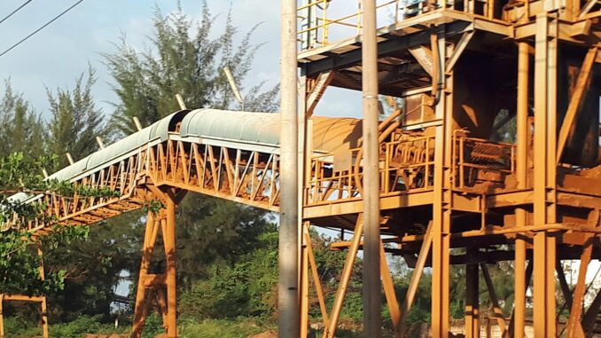 Indústria de níquel em Kolaka, na Indonésia, com estruturas metálicas e área de mineração